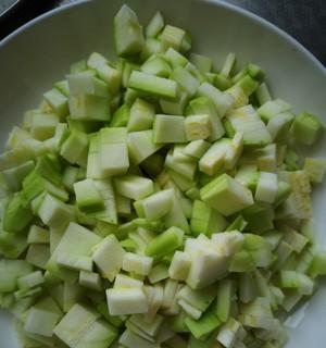 美味可口的以西葫芦鸡脯丁（健康鲜美的家常菜谱，让你爱上做饭）-第1张图片-美味行家