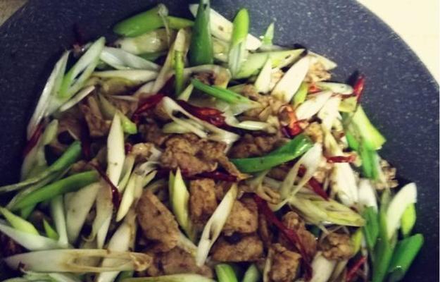 品味美食，烹制大葱红椒炒肉（用这样的方式吃肉才叫享受）-第3张图片-美味行家