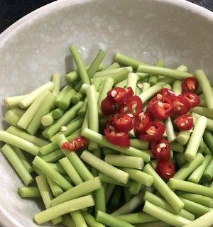 蒜苔炒腿肉的做法（美味又营养，体验健康生活）-第3张图片-美味行家