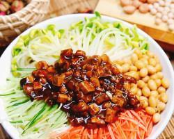 五彩杂酱面，一道美味的家常面食（传统杂酱面的升级版，以五彩食材为亮点）-第3张图片-美味行家