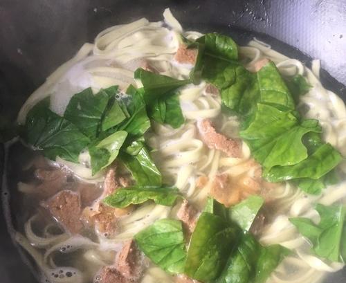 营养美味的瘦肉猪肝面（用新鲜猪肝和瘦肉做的香气扑鼻的面条）-第3张图片-美味行家