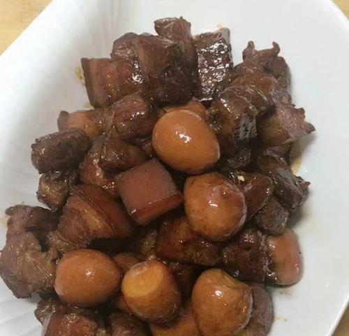 五花肉煲鹌鹑蛋（口感鲜嫩，饱腹又健康，你值得一试）-第1张图片-美味行家