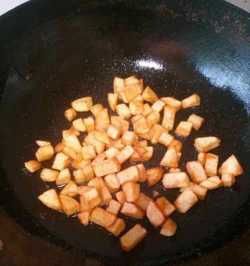 香炸土豆块，做法大全（让你轻松掌握的土豆烹饪技巧，让味蕾大呼过瘾）-第2张图片-美味行家