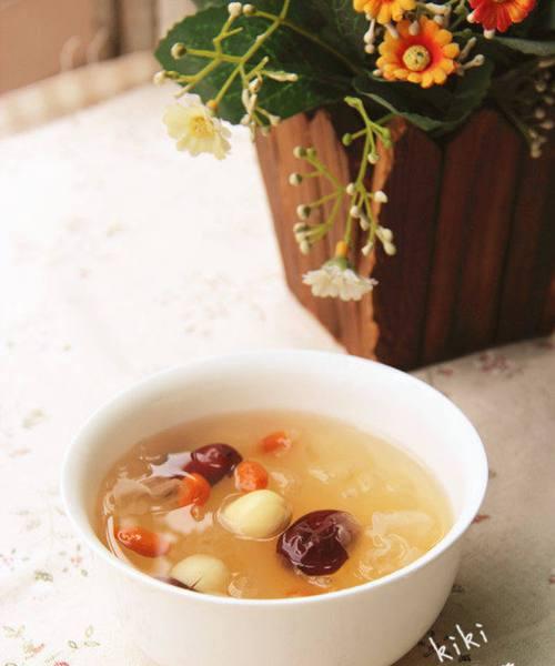 银耳雪梨莲子羹——养生美味佳品（营养丰富，清热润肺，甘香可口）-第2张图片-美味行家