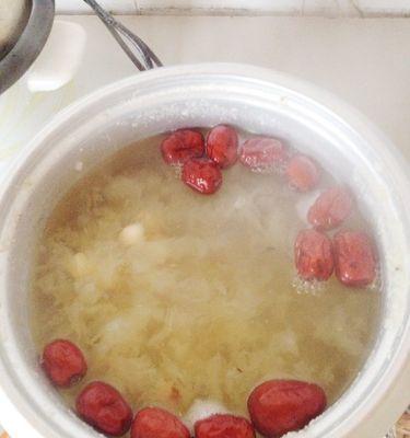 银耳雪梨莲子羹——养生美味佳品（营养丰富，清热润肺，甘香可口）-第3张图片-美味行家