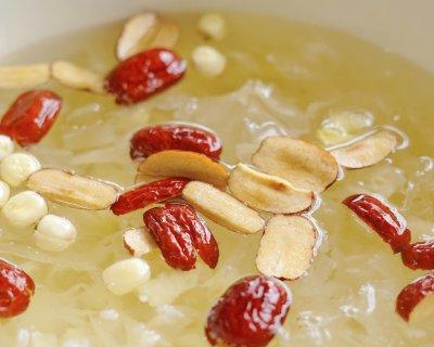 银耳雪梨莲子羹——养生美味佳品（营养丰富，清热润肺，甘香可口）-第1张图片-美味行家