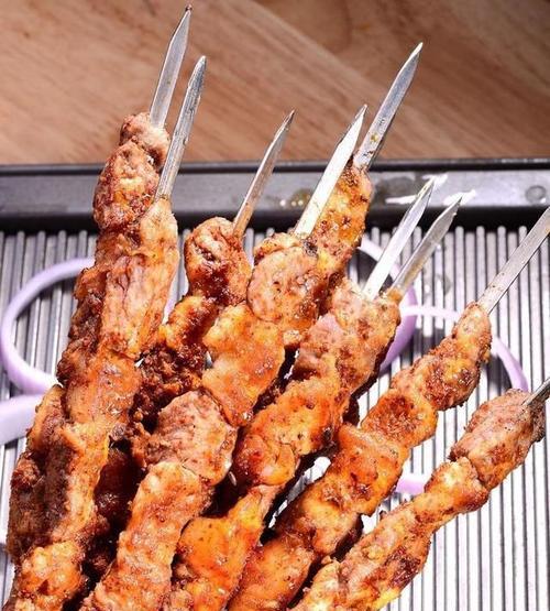 如何制作美味的生烤羊肉串（传统烤肉技巧与必备秘方）-第2张图片-美味行家
