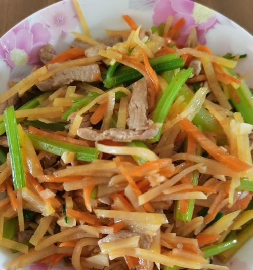 一份美味的土豆炒肉丝（让你的味蕾醉倒在这香气四溢的菜肴中）-第3张图片-美味行家