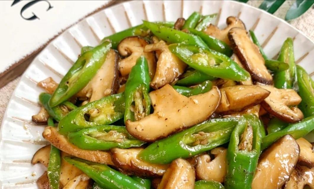 五花肉油豆皮炒韭菜苔，美味又健康（传统美食佳肴，带来舌尖的享受与健康的营养）-第2张图片-美味行家