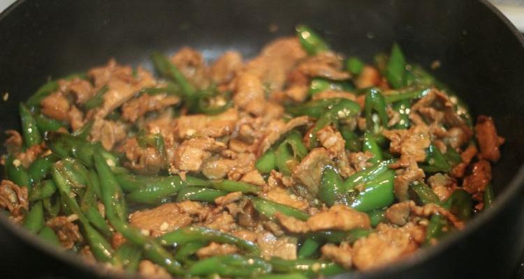 学会制作美味小炒肉片（传统菜品，家庭必备，口感极佳）-第1张图片-美味行家