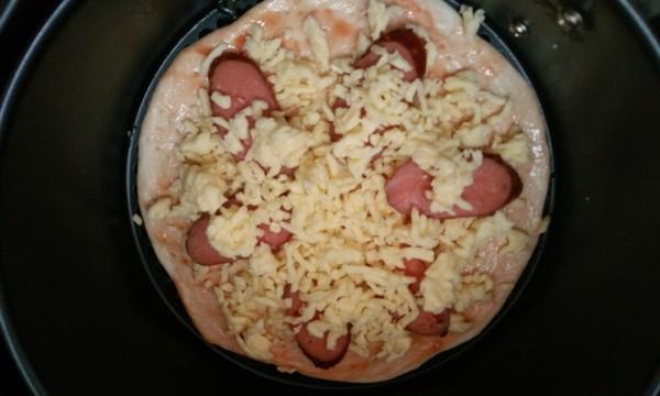 手工制作双肠薄底披萨（用自制酱料和新鲜配料打造口感极佳的披萨）-第1张图片-美味行家