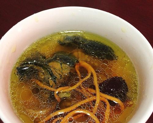 家常食谱（健康营养、味道鲜美、滋补养生，乌鸡炖板栗汤的制作方法分享！）-第1张图片-美味行家