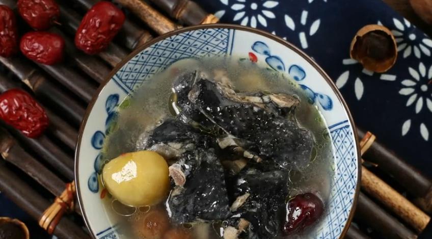 家常食谱（健康营养、味道鲜美、滋补养生，乌鸡炖板栗汤的制作方法分享！）-第3张图片-美味行家