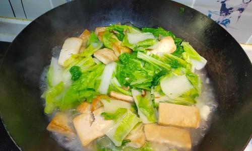 美味又营养，小白菜炖豆腐俏黑豆的做法（一起来学会这道清爽可口的素菜佳肴吧！）-第3张图片-美味行家