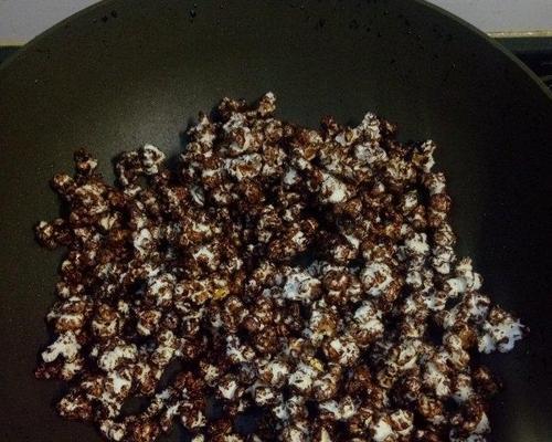 用香脆奶油巧克力制作美味爆米花（自制香脆奶油巧克力爆米花的做法及技巧）-第3张图片-美味行家
