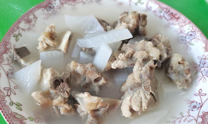 双色萝卜排骨汤的做法（轻松做出美味双色萝卜排骨汤）-第3张图片-美味行家