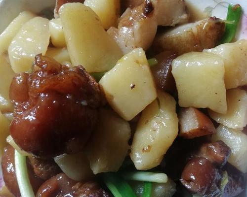 家常美食土豆猪蹄的做法（一口咬下，肉质鲜美，汤汁浓郁，舌尖上的幸福感）-第3张图片-美味行家