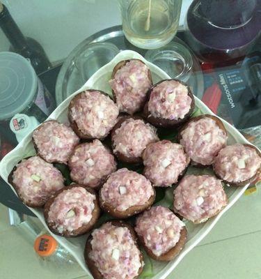 蟹爪扒香菇肉丸（用蟹爪和香菇打造美味的肉丸佳肴）-第1张图片-美味行家
