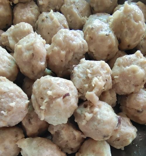 蟹爪扒香菇肉丸（用蟹爪和香菇打造美味的肉丸佳肴）-第3张图片-美味行家