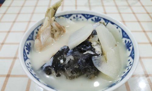 茼蒿鱼头汤的做法（享受健康美味，轻松烹制茼蒿鱼头汤）-第3张图片-美味行家