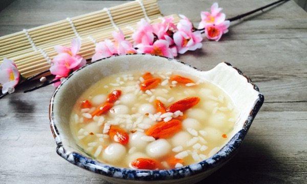 用水果酒酿制美味圆子（传统美味，新口味尝鲜）-第1张图片-美味行家