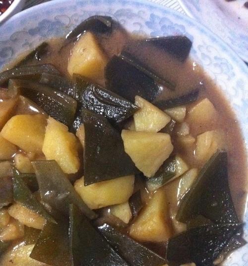 美味松茸土豆海带炖鸡翅根（健康营养、鲜香可口、家常美味）-第3张图片-美味行家