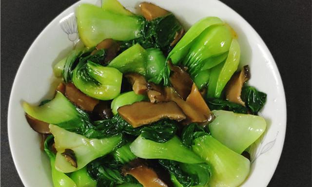 家常美食-香菇炒上海青（健康营养，清爽可口）-第3张图片-美味行家