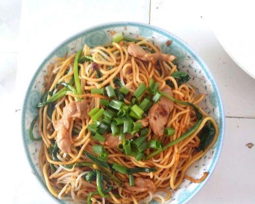 香辣炒面，让你感受热辣风味！（手把手教你制作最佳口感的香辣炒面）-第3张图片-美味行家
