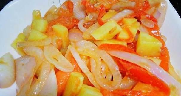 美味易做，以西红柿烧土豆的完美搭配（健康又营养，快来试试这道经典菜肴吧！）-第3张图片-美味行家