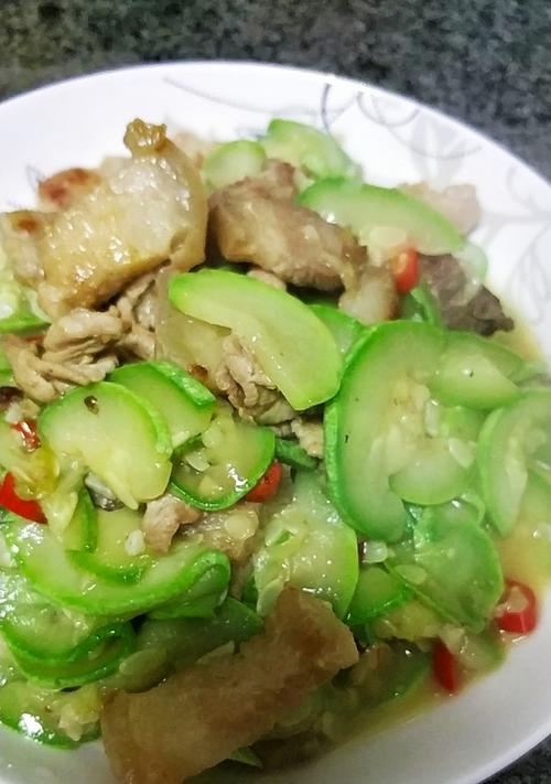养生青椒西葫芦，健康你我（营养丰富的青椒西葫芦，多种做法让你爱上它）-第1张图片-美味行家