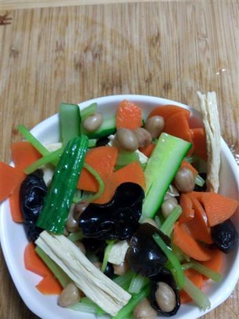 砂锅素什锦，美味健康的家常美食（15个步骤教你如何制作一道美味的砂锅素什锦）-第1张图片-美味行家