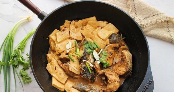 以鱼肉炖豆腐，美味佳肴（家常菜谱，健康养生）-第1张图片-美味行家