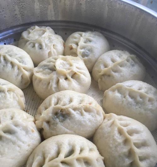 以素什锦包子为主题的制作方法（健康营养的素什锦包子，让你的味蕾体验不一样的口感）-第3张图片-美味行家