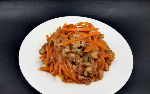 美味小瓜胡萝卜炒肉丝（简单易做的家常美食）-第3张图片-美味行家