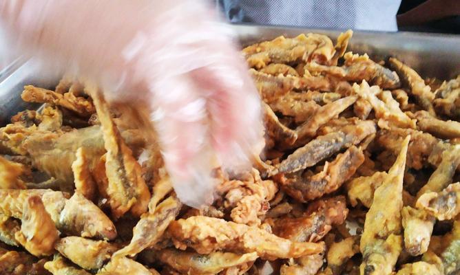 用最简单的方法做美味的酥炸小鱼（简易做法让你在家也能享受美食/酥炸小鱼的秘密在这里）-第3张图片-美味行家