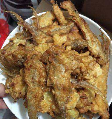 用最简单的方法做美味的酥炸小鱼（简易做法让你在家也能享受美食/酥炸小鱼的秘密在这里）-第2张图片-美味行家