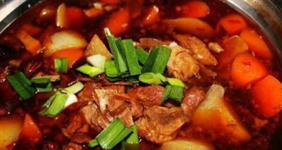 美食之王——羊肉火锅（从选料到调料，教你做一锅香辣美味的羊肉火锅！）-第1张图片-美味行家