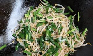 小米鸡蛋炒韭菜，营养美味俱佳的一道家常菜（用小米增加口感的做法，教你轻松炒出美味的小米鸡蛋炒韭菜）-第3张图片-美味行家