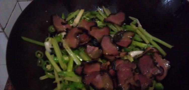 新春腊肉蒜苗的美味做法（尝鲜年味，烹制新春佳肴，腊肉和蒜苗的完美组合）-第2张图片-美味行家