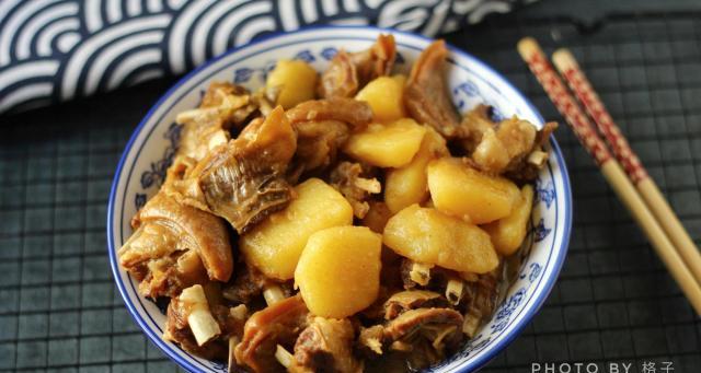 美味家常菜肉炖土豆扁豆的做法（营养丰富，味道鲜美的土豆扁豆肉炖菜谱）-第1张图片-美味行家