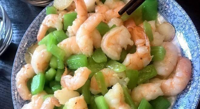 小南瓜炒虾，营养美味又健康（健康饮食，从小南瓜炒虾开始）-第3张图片-美味行家
