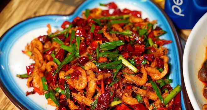 美味香酥鲫鱼的制作方法（学会这个技巧，让你的鲫鱼香酥可口）-第2张图片-美味行家