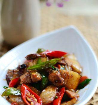 蒜苗红萝卜炒肉的美食探秘（健康美味的家常菜品，营养又美味）-第1张图片-美味行家