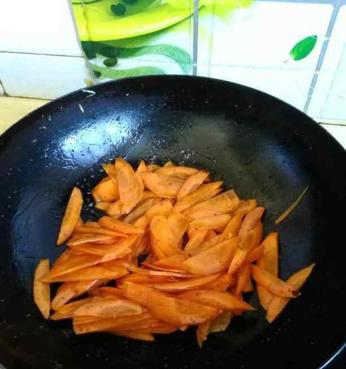 蒜苗红萝卜炒肉的美食探秘（健康美味的家常菜品，营养又美味）-第2张图片-美味行家