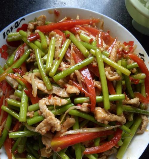 蒜苗红萝卜炒肉的美食探秘（健康美味的家常菜品，营养又美味）-第3张图片-美味行家