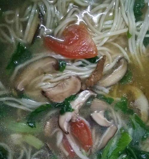自制香菇卧蛋面（轻松学会做一碗营养美味的家常面，提升生活品质）-第1张图片-美味行家