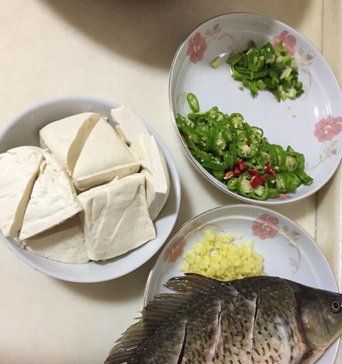 如何用玉米面炖出美味的鲫鱼（掌握这个关键步骤，让您的家人赞不绝口）-第2张图片-美味行家