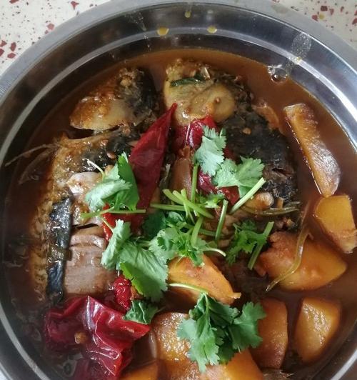 如何用玉米面炖出美味的鲫鱼（掌握这个关键步骤，让您的家人赞不绝口）-第1张图片-美味行家