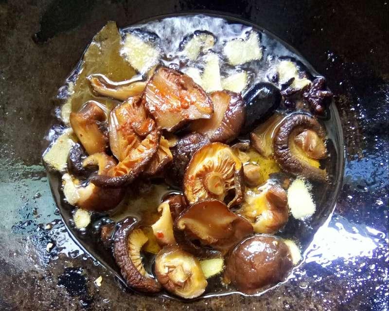 香菇饭的制作方法（一口香醇，营养丰富的美味佳肴）-第3张图片-美味行家