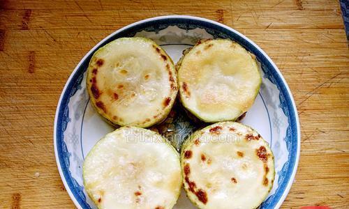 以西葫芦盒子的做法（新鲜有机食材做出美味健康）-第1张图片-美味行家